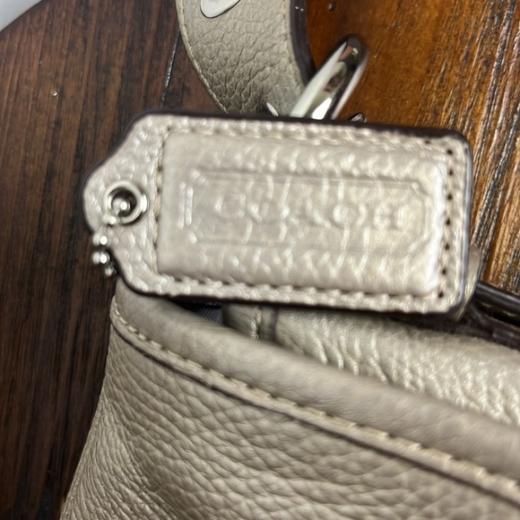 GUC VINTAGE AUTHENTIC Coach Pebble Leather Shoulder Bag Gold w/silver accents - Picture 4 of 13
